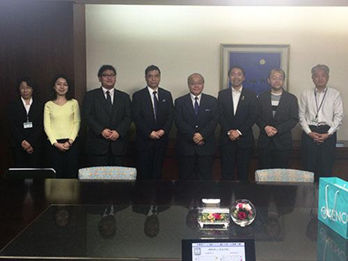 報告会には筑波大学大学院の矢田幸博教授、松尾鎌倉市長をはじめ、市役所職員が出席した